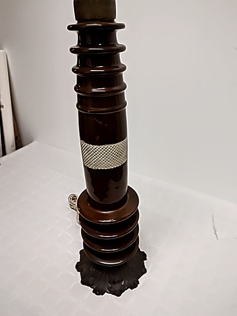 Brun lampefod  med hvidt bånd